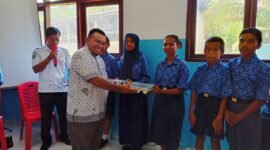 Foto. Penyerahan simbolis dari Mitra SPPG Yayasan Tikar Rasa oleh Anggota DPR Papua Barat H. Saleh Siknun.
