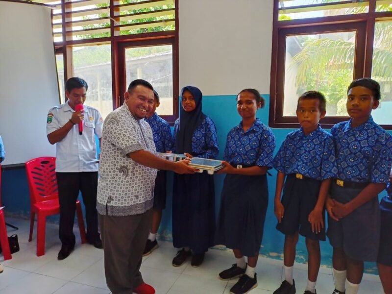 Foto. Penyerahan simbolis dari Mitra SPPG Yayasan Tikar Rasa oleh Anggota DPR Papua Barat H. Saleh Siknun.