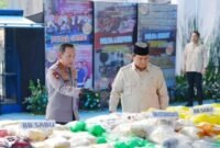 Foto. Presiden Prabowo Subianto didamping Kapolri Listyo Sigit Prabowo dalam acara pemusnahan barang bukti narkotika seberat 214,84 ton senilai sekitar Rp 29,37 triliun di Lapangan Bhayangkara, Jakarta Selatan.