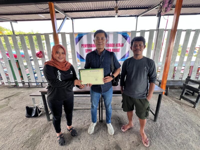 Foto. Penyerahan BPJS Ketenagakerjaan secara simbolis kepada Karyawan SPPG Yayasan Tikar Rasa yang diwakili oleh Kepala SPPG Yayasan Tikar Rasa Siti Warda Wael, S.Pd.