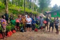 Foto. Plt. Kepala Dinas Perkebunan Fakfak Widhi Asmoro Jati bersama beberapa para petani dalam program penanaman bibit pala.