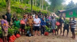Foto. Plt. Kepala Dinas Perkebunan Fakfak Widhi Asmoro Jati bersama beberapa para petani dalam program penanaman bibit pala. 