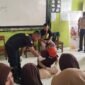 Penanganan korban henti jantung di simulasikan guna memberikan pemahaman siswa terhadap pertolongan pertama pada korban. (Dok. Relwan Rumah Zakat Fakfak)