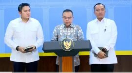 Ketua DPR RI Sufmi Dasco Ahmad bersama Menteri Sekretaris Negara Prasetyo Hadi dan Sekretaris Kabinet Teddy Indra Wijaya di Kantor Presiden, mengumumkan secara resmi Presiden RI Prabowo Subianto resmi menandatangani surat rehabilitasi bagi tiga pihak yang terseret dalam perkara hukum PT ASDP Indonesia Ferry. (Dok. sulsel.tagarutama.com media)