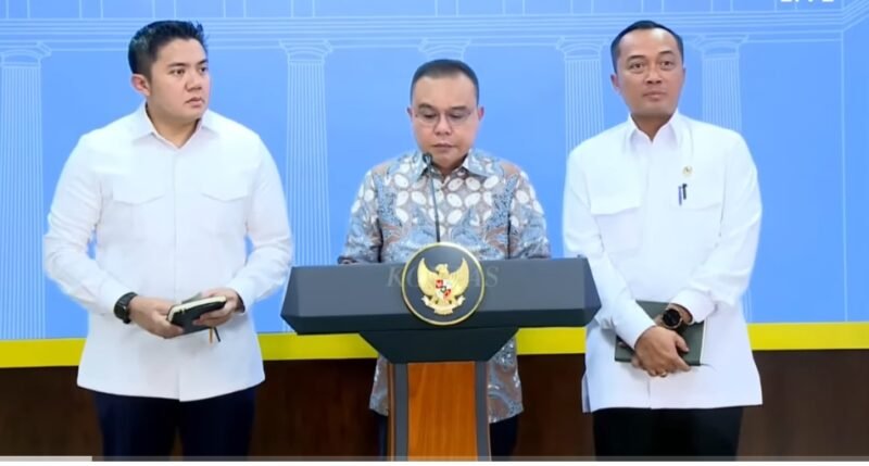 Ketua DPR RI Sufmi Dasco Ahmad bersama Menteri Sekretaris Negara Prasetyo Hadi dan Sekretaris Kabinet Teddy Indra Wijaya di Kantor Presiden, mengumumkan secara resmi Presiden RI Prabowo Subianto resmi menandatangani surat rehabilitasi bagi tiga pihak yang terseret dalam perkara hukum PT ASDP Indonesia Ferry. (Dok. sulsel.tagarutama.com media)