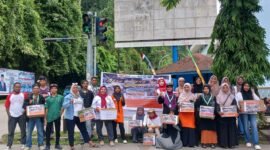 Sejumlah Ormas dan organisasi kepemudaan di Fakfak menggelar aksi Galang dana untuk korban bencana banjir di Aceh dan Sumatera. (Dok. RZ).