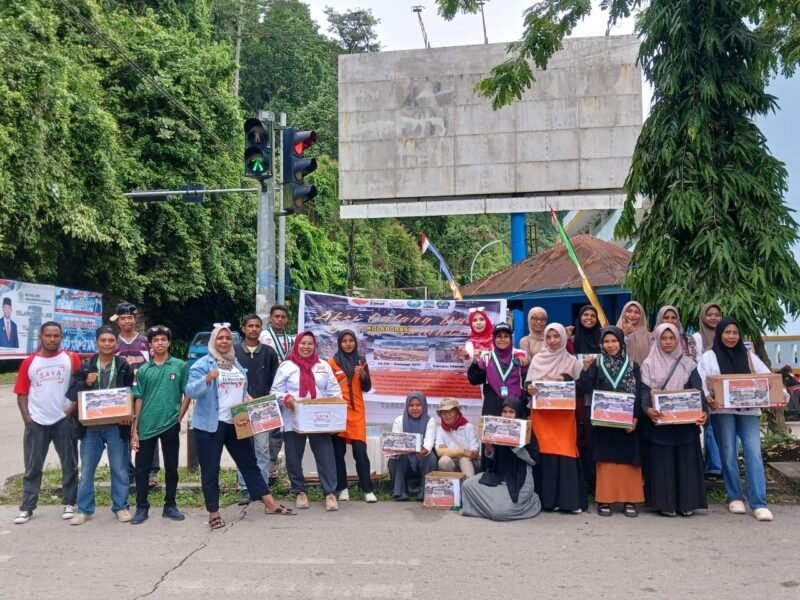 Sejumlah Ormas dan organisasi kepemudaan di Fakfak menggelar aksi Galang dana untuk korban bencana banjir di Aceh dan Sumatera. (Dok. RZ).