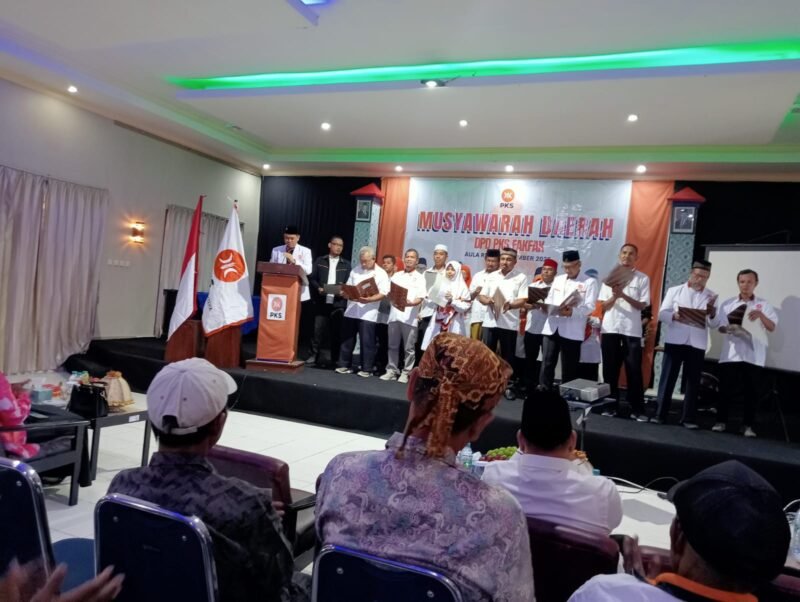 Pengukuhan melalui ikrar kepada seluruh pengurus DPD PKS Fakfak Periode 2025-2030. (Foto. tu)