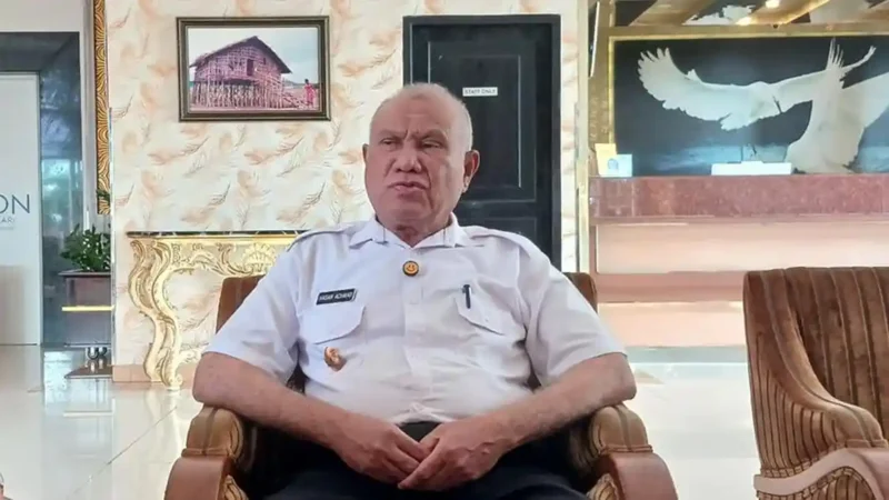 Bupati Kaimana Drs. Hasan Achmad, M.Si, (foto: Tribunnewspapuabarat)