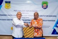 Gubernur Papua, Matius Fakhiri dan Bupati Kaimana, Hasan Achmad sepakat untuk kerjasama perkuat pengusaha OAP di Kota Jayapura, Rabu (28/1). (Foto:Alexander Loen)