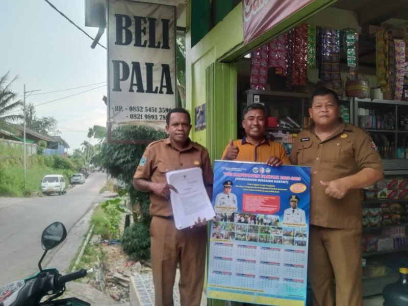 Kepala Dinas Perkebunan Widhi Asmoro Jati mendistribusikan sebanyak 1.000 kalender musim tanam dan musim panen pala Tahun 2026 yang dilengkapi dengan Rencana Aksi Daerah (RAD) Program Strategis Pala Unggul. 