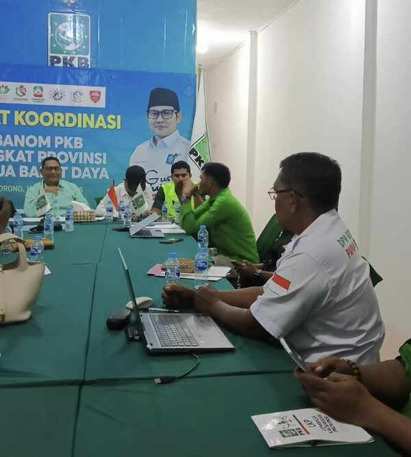 Ketua Badan Otonom Gerbang Tani Papua Barat Daya, Yustanto, menggelar rapat koordinasi antar badan otonom bersama Dewan Pengurus Wilayah (DPW) Partai Kebangkitan Bangsa (PKB) Papua Barat Daya, Senin (19/1/2026) (Foto : koreri.com)