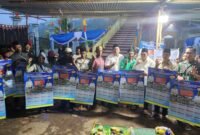 Bupati Fakfak Samaun Dahlan dan Kepala Dinas Perkebunan Fakfak Widhi Asmoro Jati bersama mempublikasikan sebanyak 1.000 eksemplar Kalender Perkiraan Musim Tanam dan Musim Panen Pala kepada masyarakat Kampung Patimburak, Distrik Kokas.