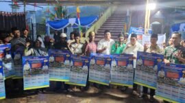 Bupati Fakfak Samaun Dahlan dan Kepala Dinas Perkebunan Fakfak Widhi Asmoro Jati bersama mempublikasikan sebanyak 1.000 eksemplar Kalender Perkiraan Musim Tanam dan Musim Panen Pala kepada masyarakat Kampung Patimburak, Distrik Kokas. 