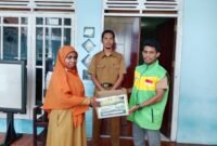 Keluarga Besar SIT As Salaam Fakfak melalui Kepala Sekolah SMPIT As Salaam Fakfak Dawir, S.Pd.I dan Kepala Sekolah SDIT As Salaam Fakfak Aminah Kanabaraf, S.Pd memberikan bantuan untuk korban kebakaran di distrik Karas melalui lembaga Laznas Yakesma.