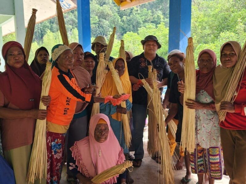 Kepala Dinas Perkebunan Kabupaten Fakfak, Widhi Asmoro Jati, ST, MT, bersama mama-mama Fakfak.