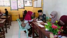 Ketua PD Muhammadiyah Fakfak Dr. H. Karim Abdurrahman, S.Ag., M.M., menyerahkan langsung Dana pembangunan dan SPP kepada salah seorang wali siswa kelas 1.