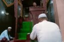 Ustadz H. Jumroni saat menyampaikan kultum di masjid Al Munawwarah Fakfak.