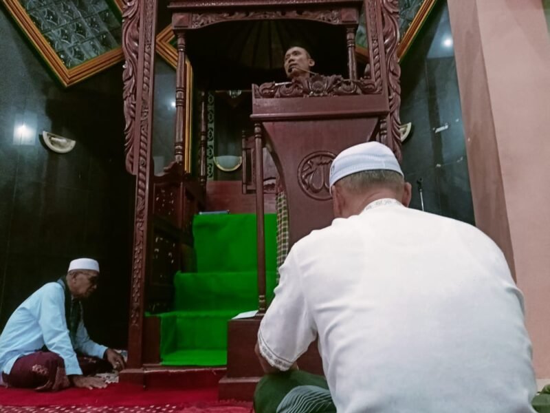 Ustadz H. Jumroni saat menyampaikan kultum di masjid Al Munawwarah Fakfak.