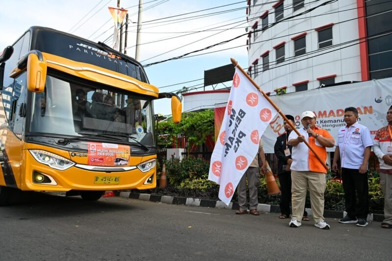 Sekretaris Jenderal PKS, Muhammad Kholid meresmikan program Mudik Bersama PKS menjelang Hari Raya Idul Fitri 1447 Hijriah di Kantor DPTP PKS, Jakarta, pada Rabu (18/3/2026), dan diikuti ratusan peserta dari wilayah Jabodetabek.