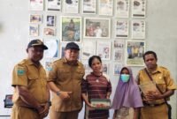 Kepala Dinas Perkebunan Fakfak Widhi Asmoro Jati mengunjungi salah seorang pengusaha pala. Harga fuli pala (bunga pala) varietas Tomandin kini menembus Rp250.000 per kilogram.