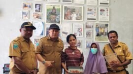 Kepala Dinas Perkebunan Fakfak Widhi Asmoro Jati mengunjungi salah seorang pengusaha pala. Harga fuli pala (bunga pala) varietas Tomandin kini menembus Rp250.000 per kilogram.