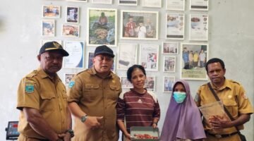 Kepala Dinas Perkebunan Fakfak Widhi Asmoro Jati mengunjungi salah seorang pengusaha pala. Harga fuli pala (bunga pala) varietas Tomandin kini menembus Rp250.000 per kilogram.